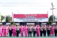 Pangkat Baru - Kapolresta Banyuwangi Komber Pol Rama Samtama Putra foto bersama 54 personel Polresta yang menyandang pangkat baru bersama ibu-ibu Bhayangkari (Polresta Banyuwangi/Jatim.co) 