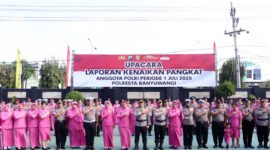 Pangkat Baru - Kapolresta Banyuwangi Komber Pol Rama Samtama Putra foto bersama 54 personel Polresta yang menyandang pangkat baru bersama ibu-ibu Bhayangkari (Polresta Banyuwangi/Jatim.co) 
