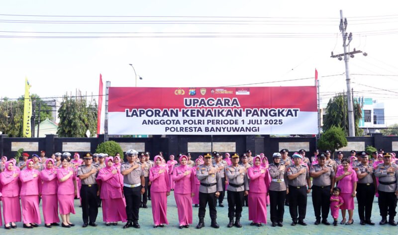 Pangkat Baru - Kapolresta Banyuwangi Komber Pol Rama Samtama Putra foto bersama 54 personel Polresta yang menyandang pangkat baru bersama ibu-ibu Bhayangkari (Polresta Banyuwangi/Jatim.co) 