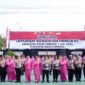 Pangkat Baru - Kapolresta Banyuwangi Komber Pol Rama Samtama Putra foto bersama 54 personel Polresta yang menyandang pangkat baru bersama ibu-ibu Bhayangkari (Polresta Banyuwangi/Jatim.co) 