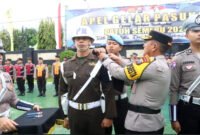 Pasukan Operasi Patuh Semeru 2025 - Wakapolresta Banyuwangi AKBP Teguh Priyo Wasono menyematkan tanda sebagai pasukan pengamanan operasi patuh semeru 2025 yang digelar di halaman Mapolresta (Foto : Polresta Banyuwangi/Jatim.co)