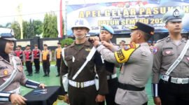 Pasukan Operasi Patuh Semeru 2025 - Wakapolresta Banyuwangi AKBP Teguh Priyo Wasono menyematkan tanda sebagai pasukan pengamanan operasi patuh semeru 2025 yang digelar di halaman Mapolresta (Foto : Polresta Banyuwangi/Jatim.co)
