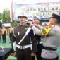 Pasukan Operasi Patuh Semeru 2025 - Wakapolresta Banyuwangi AKBP Teguh Priyo Wasono menyematkan tanda sebagai pasukan pengamanan operasi patuh semeru 2025 yang digelar di halaman Mapolresta (Foto : Polresta Banyuwangi/Jatim.co)
