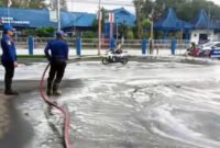 Ganggu Lalu Lintas - Tumpahan minyak goreng penuhi jalur simpang tiga lampu merah depan DPRD Banyuwangi, mengganggu kenyamanan pengguna lalu lintas di jalur dalam Kota Banyuwangi (Foto : Istimewa/Jatim.co)