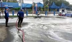 Minyak Goreng Tumpah Di Simpang Tiga DPRD Banyuwangi, Damkar Gerak Cepat Lakukan Penyemprotan