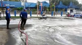 Ganggu Lalu Lintas - Tumpahan minyak goreng penuhi jalur simpang tiga lampu merah depan DPRD Banyuwangi, mengganggu kenyamanan pengguna lalu lintas di jalur dalam Kota Banyuwangi (Foto : Istimewa/Jatim.co)