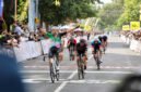 Juara Etape 1 - Pembalap asal Belanda, Jeroen Meijers, dari tim Victoria Sports Pro Cycling Filipina keluar sebagai juara etape pertama, tampak Jeroen Meijers mengangkat tangan ketika memasuki finish etape 1 di depan Kantor Pemkab Banyuwangi (Foto : Istimewa/Jatim.co) 