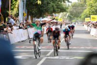 Juara Etape 1 - Pembalap asal Belanda, Jeroen Meijers, dari tim Victoria Sports Pro Cycling Filipina keluar sebagai juara etape pertama, tampak Jeroen Meijers mengangkat tangan ketika memasuki finish etape 1 di depan Kantor Pemkab Banyuwangi (Foto : Istimewa/Jatim.co) 