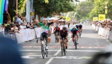 Juara Etape 1 - Pembalap asal Belanda, Jeroen Meijers, dari tim Victoria Sports Pro Cycling Filipina keluar sebagai juara etape pertama, tampak Jeroen Meijers mengangkat tangan ketika memasuki finish etape 1 di depan Kantor Pemkab Banyuwangi (Foto : Istimewa/Jatim.co) 