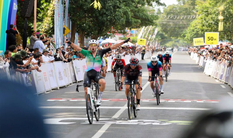 Juara Etape 1 - Pembalap asal Belanda, Jeroen Meijers, dari tim Victoria Sports Pro Cycling Filipina keluar sebagai juara etape pertama, tampak Jeroen Meijers mengangkat tangan ketika memasuki finish etape 1 di depan Kantor Pemkab Banyuwangi (Foto : Istimewa/Jatim.co) 