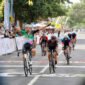 Juara Etape 1 - Pembalap asal Belanda, Jeroen Meijers, dari tim Victoria Sports Pro Cycling Filipina keluar sebagai juara etape pertama, tampak Jeroen Meijers mengangkat tangan ketika memasuki finish etape 1 di depan Kantor Pemkab Banyuwangi (Foto : Istimewa/Jatim.co) 