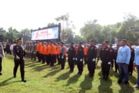Apel Barisan - Kapolresta Banyuwangi Kombes Rama Samtama Putra memeriksa barisan gelar upacara Hari Bhayangkara Ke-79 di Lapangan Taman Blambangan Banyuwangi (Polresta Banyuwangi/Jatim.co)