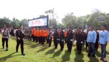 Apel Barisan - Kapolresta Banyuwangi Kombes Rama Samtama Putra memeriksa barisan gelar upacara Hari Bhayangkara Ke-79 di Lapangan Taman Blambangan Banyuwangi (Polresta Banyuwangi/Jatim.co)