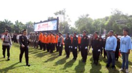 Apel Barisan - Kapolresta Banyuwangi Kombes Rama Samtama Putra memeriksa barisan gelar upacara Hari Bhayangkara Ke-79 di Lapangan Taman Blambangan Banyuwangi (Polresta Banyuwangi/Jatim.co)