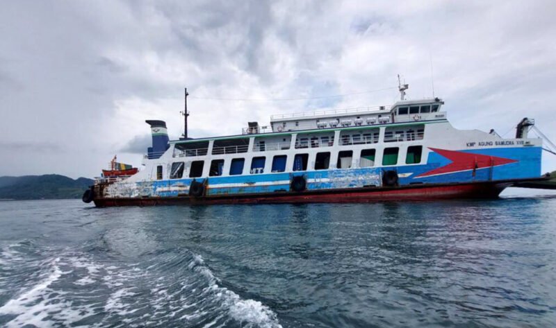 Kandas - KMP Agung Samudra XVIII kandas setelah berlayar dari pelabuhan Ketapang dan sekitar 200 meter dari pelabuhan LCM Gilimanuk (Foto : Istimewa/Jatim.co)