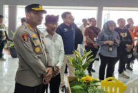 Siaga Dan Dampingi - Kapolresta Banyuwangi turut mendampingi Wapres dalam kunjungan ke Posko Basarnas dan pusat informasi penanganan musibah tenggelam KMP Tunu Pratama Jaya di Pelabuhan Ketapang (Istimewa/Jatim.co) 