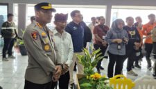 Siaga Dan Dampingi - Kapolresta Banyuwangi turut mendampingi Wapres dalam kunjungan ke Posko Basarnas dan pusat informasi penanganan musibah tenggelam KMP Tunu Pratama Jaya di Pelabuhan Ketapang (Istimewa/Jatim.co) 