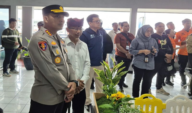 Siaga Dan Dampingi - Kapolresta Banyuwangi turut mendampingi Wapres dalam kunjungan ke Posko Basarnas dan pusat informasi penanganan musibah tenggelam KMP Tunu Pratama Jaya di Pelabuhan Ketapang (Istimewa/Jatim.co) 