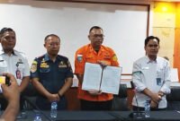 Berita Acara Dihentikan - Kasi Operasi dan Siaga Basarnas Surabaya, Didit Arie Ristandy, menunjukkan berita acara dihentikannya atau dialihkan operasi SAR pencarian korban tenggelam KMP Tunu Pratama Jaya berita acara (Foto : Istimewa/Jatim.co)