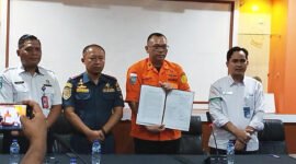 Berita Acara Dihentikan - Kasi Operasi dan Siaga Basarnas Surabaya, Didit Arie Ristandy, menunjukkan berita acara dihentikannya atau dialihkan operasi SAR pencarian korban tenggelam KMP Tunu Pratama Jaya berita acara (Foto : Istimewa/Jatim.co)