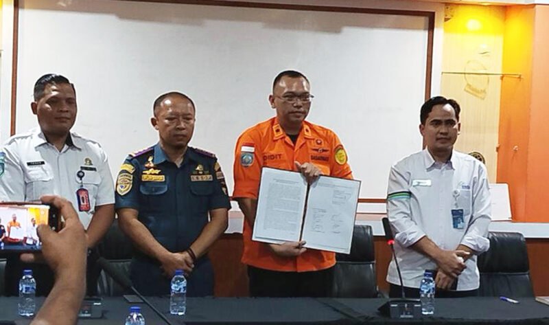 Berita Acara Dihentikan - Kasi Operasi dan Siaga Basarnas Surabaya, Didit Arie Ristandy, menunjukkan berita acara dihentikannya atau dialihkan operasi SAR pencarian korban tenggelam KMP Tunu Pratama Jaya berita acara (Foto : Istimewa/Jatim.co)