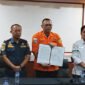 Berita Acara Dihentikan - Kasi Operasi dan Siaga Basarnas Surabaya, Didit Arie Ristandy, menunjukkan berita acara dihentikannya atau dialihkan operasi SAR pencarian korban tenggelam KMP Tunu Pratama Jaya berita acara (Foto : Istimewa/Jatim.co)