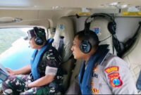 Pantau Udara - Kapolresta Banyuwangi Bersama Danrem 083/Baladhika Jaya menggunakan helikopter untuk memantau langsung perkembangan tim SAR Gabungan dalam pencarian korban kapal tenggelam (Polresta Banyuwangi/Jatim.co)   