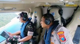 Pantau Udara - Kapolresta Banyuwangi Bersama Danrem 083/Baladhika Jaya menggunakan helikopter untuk memantau langsung perkembangan tim SAR Gabungan dalam pencarian korban kapal tenggelam (Polresta Banyuwangi/Jatim.co)   