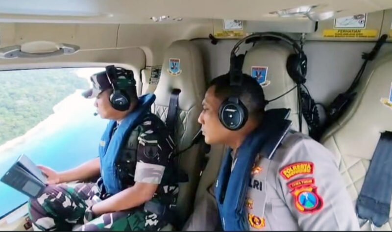 Pantau Udara - Kapolresta Banyuwangi Bersama Danrem 083/Baladhika Jaya menggunakan helikopter untuk memantau langsung perkembangan tim SAR Gabungan dalam pencarian korban kapal tenggelam (Polresta Banyuwangi/Jatim.co)   