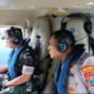 Pantau Udara - Kapolresta Banyuwangi Bersama Danrem 083/Baladhika Jaya menggunakan helikopter untuk memantau langsung perkembangan tim SAR Gabungan dalam pencarian korban kapal tenggelam (Polresta Banyuwangi/Jatim.co)   