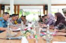 Rakor bersama - Bupati Banyuwangi Ipuk Fiestiandani memimpin rapat koordinasi bersama forkopimda dan OPD di Ruang pendopo Sabha Swagata (Foto : Istimewa/jatim.co) 