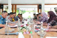 Rakor bersama - Bupati Banyuwangi Ipuk Fiestiandani memimpin rapat koordinasi bersama forkopimda dan OPD di Ruang pendopo Sabha Swagata (Foto : Istimewa/jatim.co) 