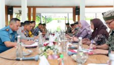 Rakor bersama - Bupati Banyuwangi Ipuk Fiestiandani memimpin rapat koordinasi bersama forkopimda dan OPD di Ruang pendopo Sabha Swagata (Foto : Istimewa/jatim.co) 