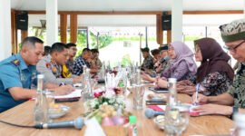 Rakor bersama - Bupati Banyuwangi Ipuk Fiestiandani memimpin rapat koordinasi bersama forkopimda dan OPD di Ruang pendopo Sabha Swagata (Foto : Istimewa/jatim.co) 