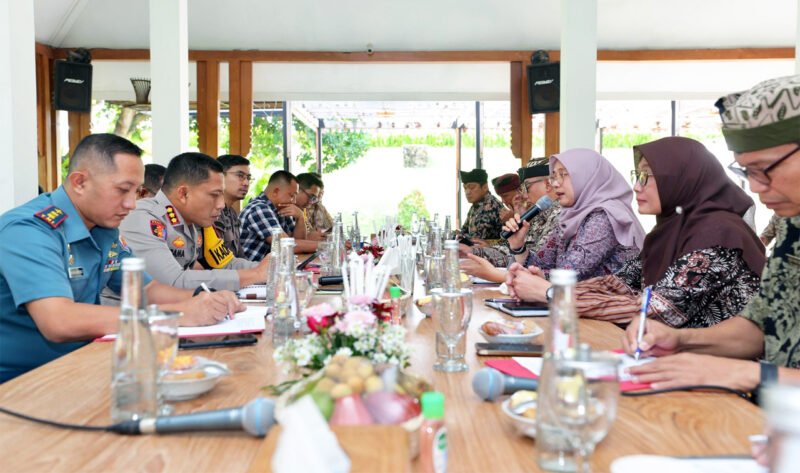 Rakor bersama - Bupati Banyuwangi Ipuk Fiestiandani memimpin rapat koordinasi bersama forkopimda dan OPD di Ruang pendopo Sabha Swagata (Foto : Istimewa/jatim.co) 