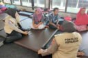 Dukungan Psikologis - Anggota SDM Polresta Banyuwangi melakukan pendampingan psikologis pada keluarga korban tenggelam KMP Tunu Pratama Jaya yang sedang menunggu informasi keluarga yang belum ditemukan di Posko Basarnas Pelabuhan Ketapang (istimewa/Jatim.co)