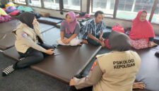 Dukungan Psikologis - Anggota SDM Polresta Banyuwangi melakukan pendampingan psikologis pada keluarga korban tenggelam KMP Tunu Pratama Jaya yang sedang menunggu informasi keluarga yang belum ditemukan di Posko Basarnas Pelabuhan Ketapang (istimewa/Jatim.co)