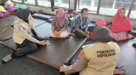 Dukungan Psikologis - Anggota SDM Polresta Banyuwangi melakukan pendampingan psikologis pada keluarga korban tenggelam KMP Tunu Pratama Jaya yang sedang menunggu informasi keluarga yang belum ditemukan di Posko Basarnas Pelabuhan Ketapang (istimewa/Jatim.co)