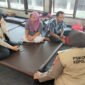 Dukungan Psikologis - Anggota SDM Polresta Banyuwangi melakukan pendampingan psikologis pada keluarga korban tenggelam KMP Tunu Pratama Jaya yang sedang menunggu informasi keluarga yang belum ditemukan di Posko Basarnas Pelabuhan Ketapang (istimewa/Jatim.co)