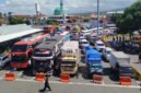 Antri Menumpuk - Akibat terbatasnya armada kapl penyeberangan Kertapang Gilimanuk kendaraan besar, truk logistik dan mobil pribadi tertahan di area parkir pelabuhan ketapang (Foto: Istimewa/jatim.co) 