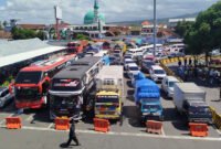 Antri Menumpuk - Akibat terbatasnya armada kapl penyeberangan Kertapang Gilimanuk kendaraan besar, truk logistik dan mobil pribadi tertahan di area parkir pelabuhan ketapang (Foto: Istimewa/jatim.co) 