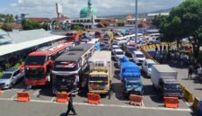 Antri Menumpuk - Akibat terbatasnya armada kapl penyeberangan Kertapang Gilimanuk kendaraan besar, truk logistik dan mobil pribadi tertahan di area parkir pelabuhan ketapang (Foto: Istimewa/jatim.co) 