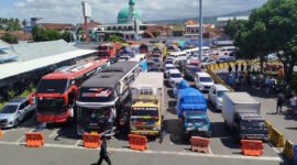 Antri Menumpuk - Akibat terbatasnya armada kapl penyeberangan Kertapang Gilimanuk kendaraan besar, truk logistik dan mobil pribadi tertahan di area parkir pelabuhan ketapang (Foto: Istimewa/jatim.co) 