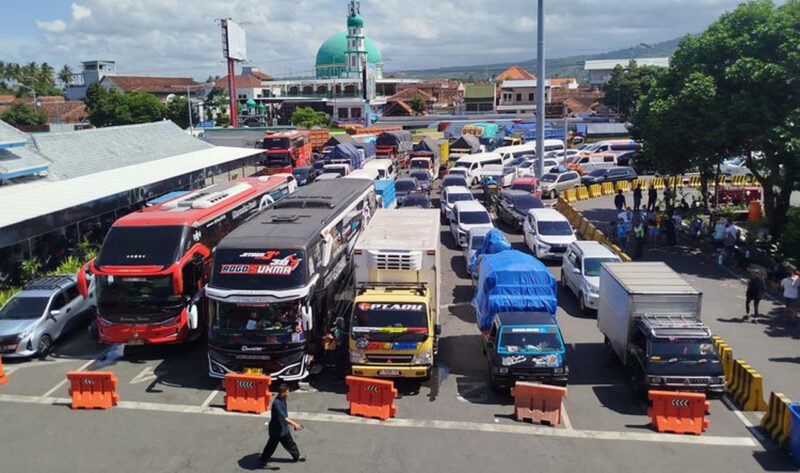 Antri Menumpuk - Akibat terbatasnya armada kapl penyeberangan Kertapang Gilimanuk kendaraan besar, truk logistik dan mobil pribadi tertahan di area parkir pelabuhan ketapang (Foto: Istimewa/jatim.co) 