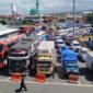 Antri Menumpuk - Akibat terbatasnya armada kapl penyeberangan Kertapang Gilimanuk kendaraan besar, truk logistik dan mobil pribadi tertahan di area parkir pelabuhan ketapang (Foto: Istimewa/jatim.co) 