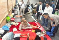 Peduli dan Empati - Kapolresta Banyuwangi bersama Manager ASDP Ketapang memberikan bantuan selimut dan matras kepada para keluarga koban tenggelam KMP Tunu Pratama Jaya yang menunggu informasi pencarian di Posko Informasi Ketapang (Redaksi/Jatim.co)