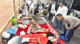 Peduli dan Empati - Kapolresta Banyuwangi bersama Manager ASDP Ketapang memberikan bantuan selimut dan matras kepada para keluarga koban tenggelam KMP Tunu Pratama Jaya yang menunggu informasi pencarian di Posko Informasi Ketapang (Redaksi/Jatim.co)