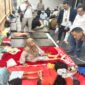 Peduli dan Empati - Kapolresta Banyuwangi bersama Manager ASDP Ketapang memberikan bantuan selimut dan matras kepada para keluarga koban tenggelam KMP Tunu Pratama Jaya yang menunggu informasi pencarian di Posko Informasi Ketapang (Redaksi/Jatim.co)