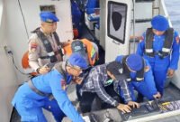 Tim Gabungan - Basarnas bersama dengan tim Polairud Polda Jatim bersama-sama mendeteksi keberadaan KMP Tunu Pratama Jaya menggunakan alat pendeteksi Sonar untuk mengidentifikasi bangkai kapal (istimewa/Jatim.co)