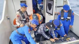 Tim Gabungan - Basarnas bersama dengan tim Polairud Polda Jatim bersama-sama mendeteksi keberadaan KMP Tunu Pratama Jaya menggunakan alat pendeteksi Sonar untuk mengidentifikasi bangkai kapal (istimewa/Jatim.co)